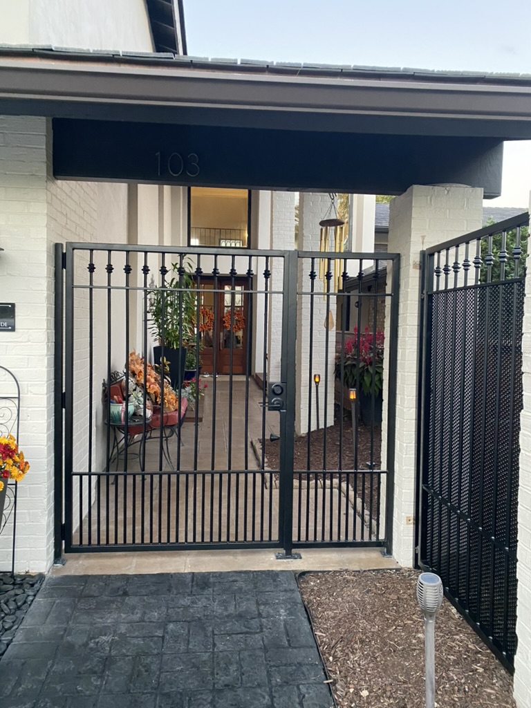 nashville metal side gate with lock and handle